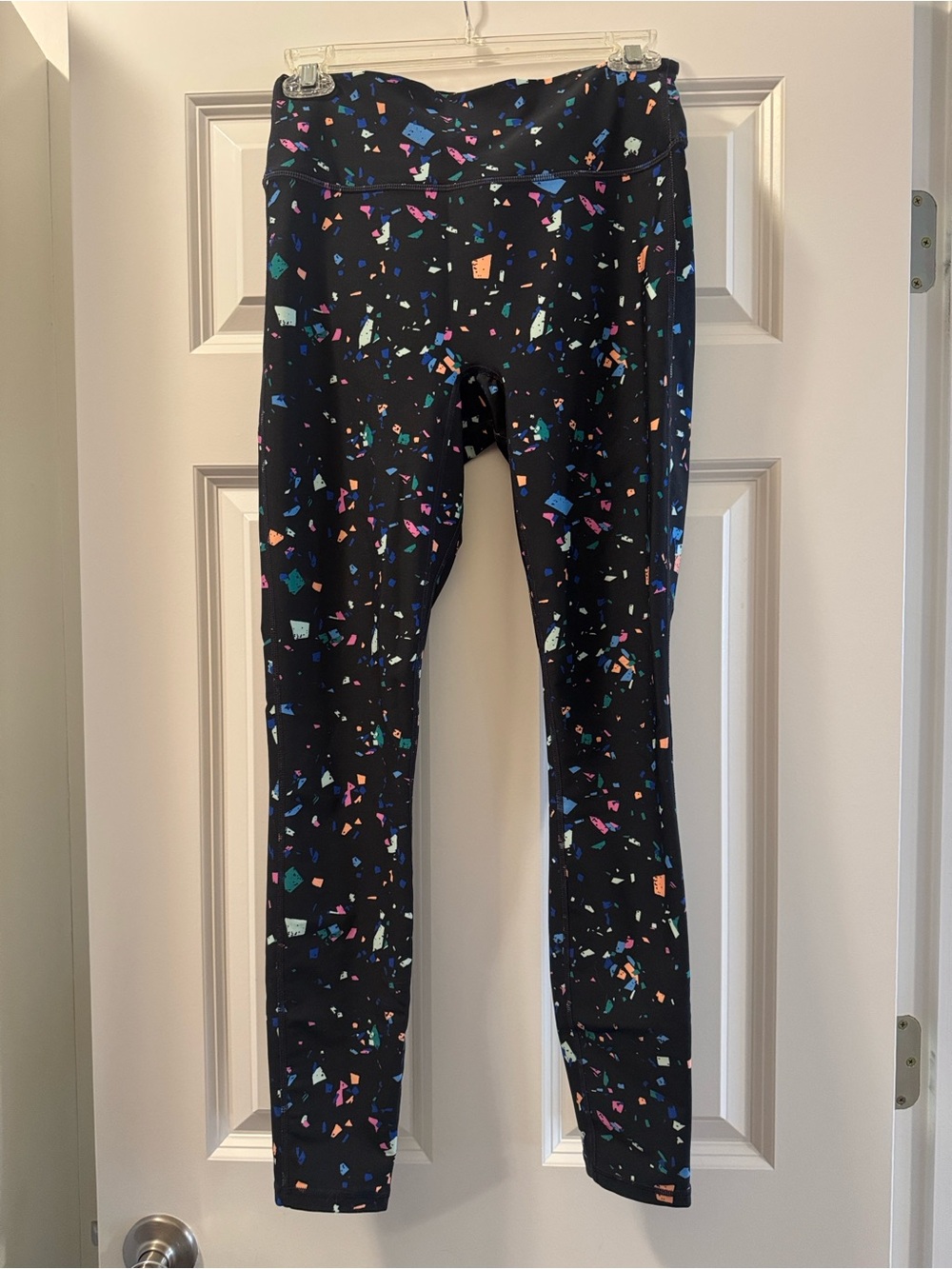 Fabletics Women’s Black Multicolor Confetti Print Leggings (Terrazzo)